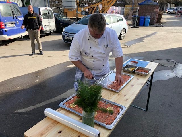 Herstellen von Abendverpflegung hier: Graved Lachs mit Meerrettichsahne