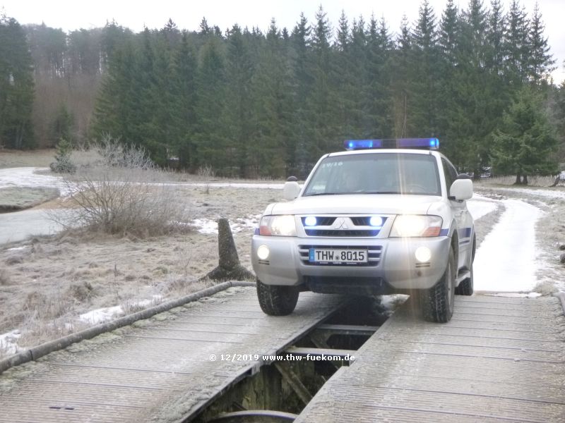 Pkw gl auf einer Behelfsbrücke im Gelände