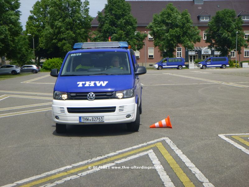 Sichers Führen von Einsatzfahrzeugen, hier in der Slalom-Übung