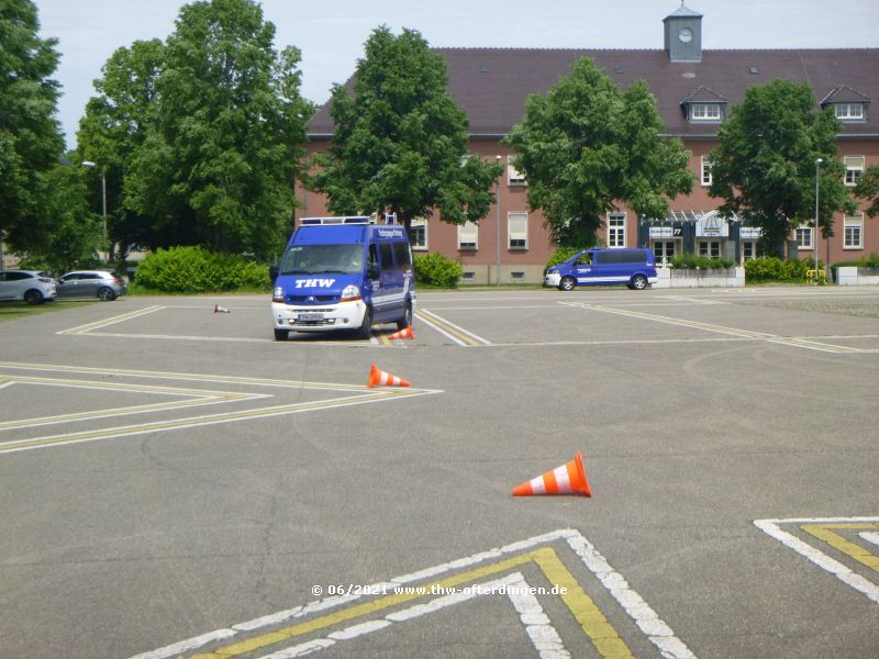 Sichers Führen von Einsatzfahrzeugen, hier in der Slalom-Übung