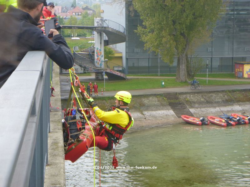 Retten von Verletzten und Verbringen über Wasser ins nächste Krankenhaus