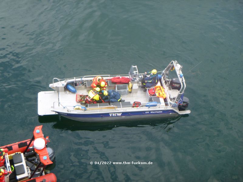 Versorgung eines Verletzten auf dem THW Boot und Abtransport ins nächste Krankenhaus