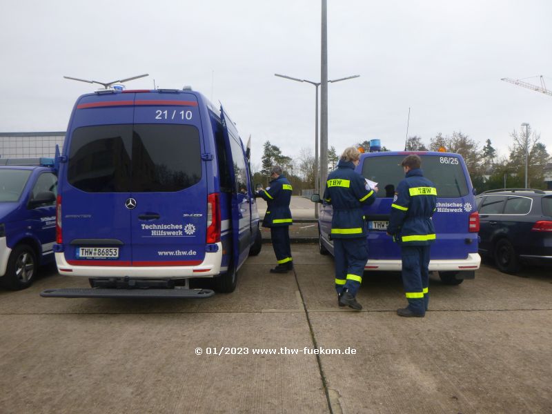 Abfahrtskontrolle an den Einsatzfahrzeugen
