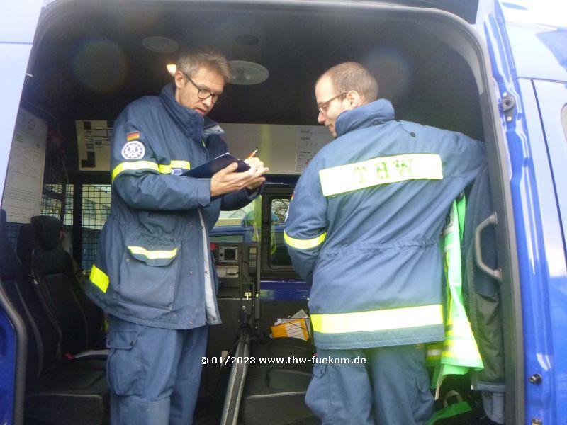Abfahrtskontrolle an den Einsatzfahrzeugen