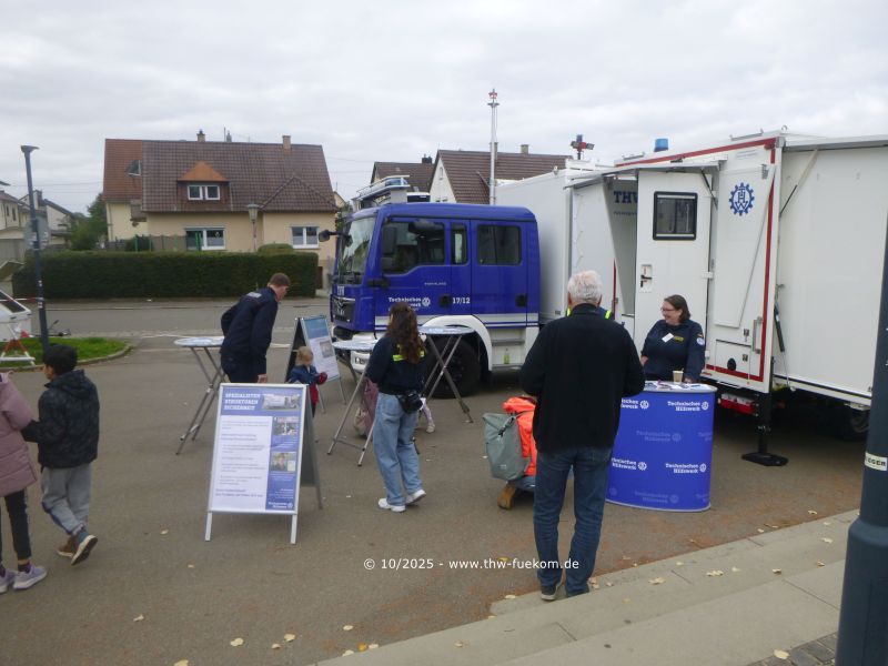 Besucher bei den Hilfsorganisationen