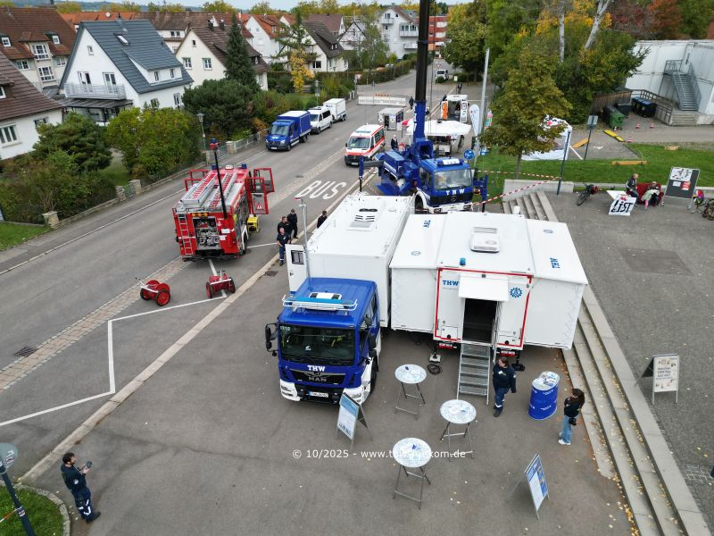 Luftbild der Einsatzfahrzeuge
