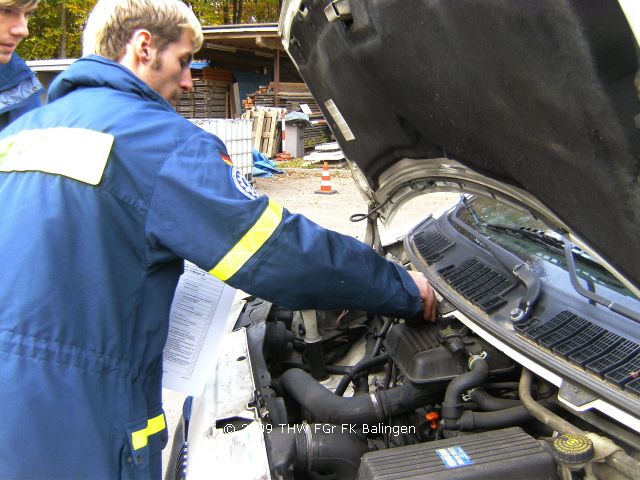 Überprüfung der Aggregate an den Fahrzeugen, hier Kühler