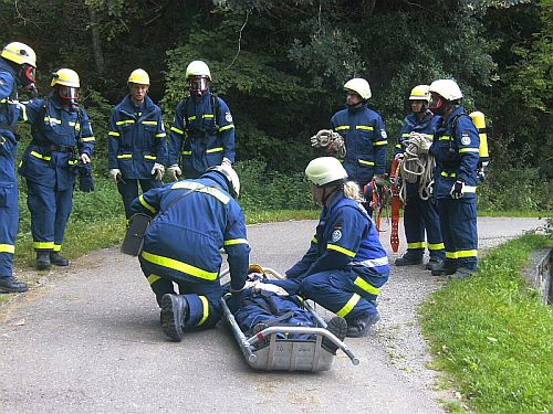 Übergabe des Verletzten an den Sanitätshelfer und die Bergungsgruppe