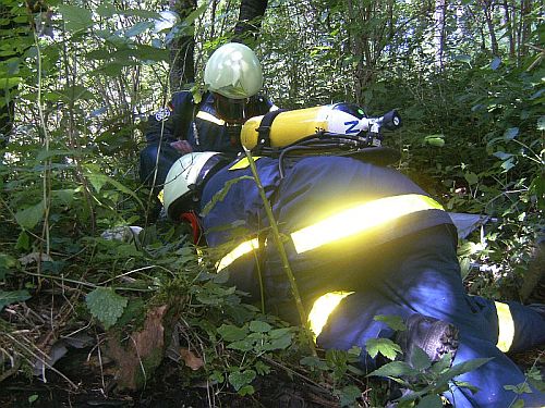 Überprüfung der Vitalfunktionen des aufgefundenen Verletzten