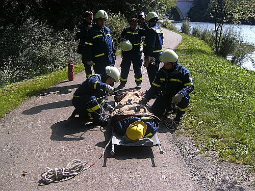 Einbinden des Verletzten in die Trage