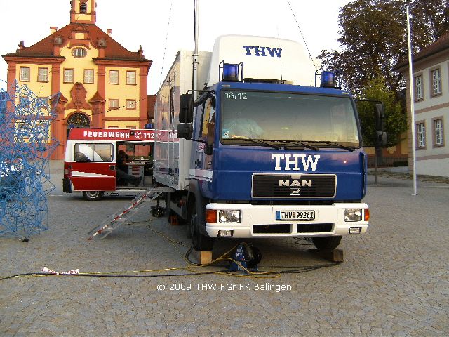 Auf Grund des abschüssigen Geländes musste der FüKomKW auf Keile aufgefahren werden