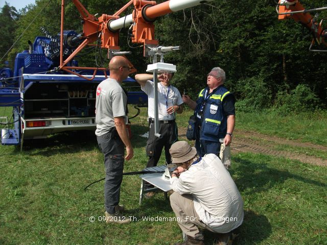 Bestückung der Mastanlage mit entsprechenden Antennen durch die Spezialisten der UN