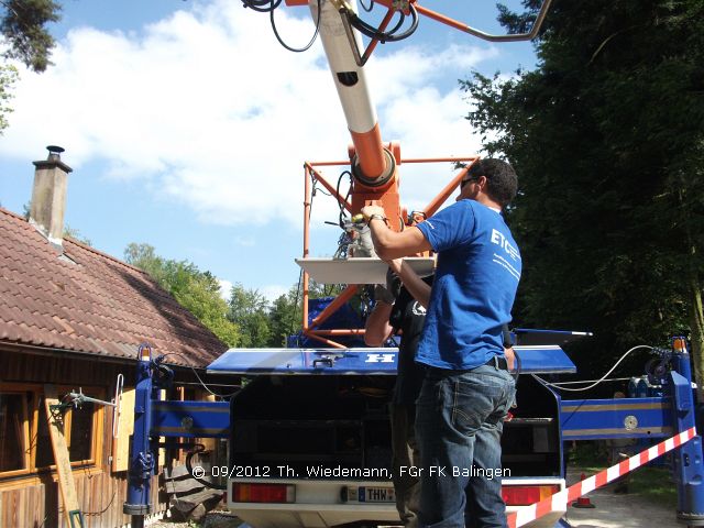 Installation der Antennenanlage auf dem 2. MastKW