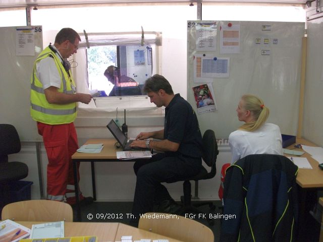 Steffen König als S 2 Einsatztagebuch im Einsatz (mittig im Bild)