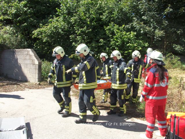 Abtransport eines Schwerverletzten durch die Feuerwehr Reutlingen