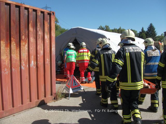 Abtransport eines Schwerverletzten durch die Feuerwehr Reutlingen