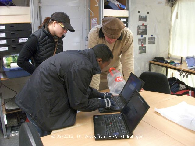 Einrichtung von Laptop, welche internationale Kräfte anbringen