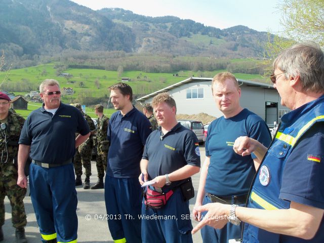 Einsatzbesprechung an der Wasserentnahmestelle in Lienz (CH)