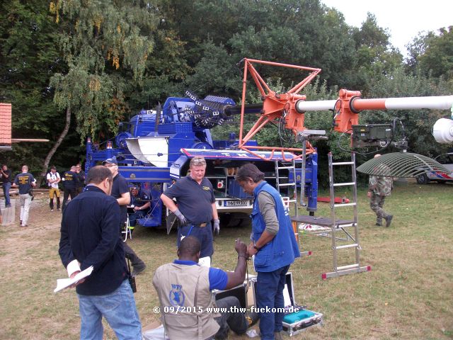 Aufbau und Antennenmontage am MastKW des WVTr Balingen