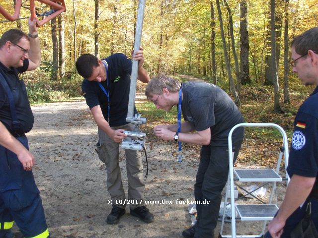 Montage der Antennenanlage der UN durch internationale Einsatzkräfte 