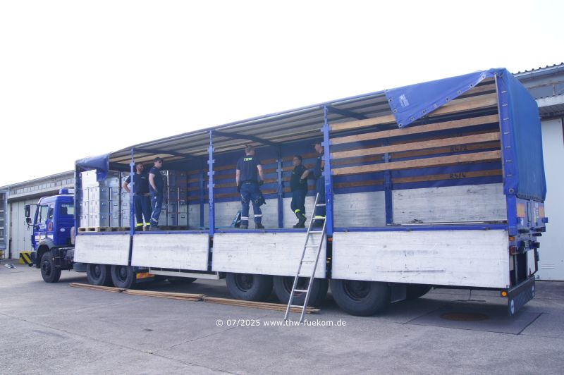 Verladen der Ausstattung auf Sattelkfz des Transport schwer